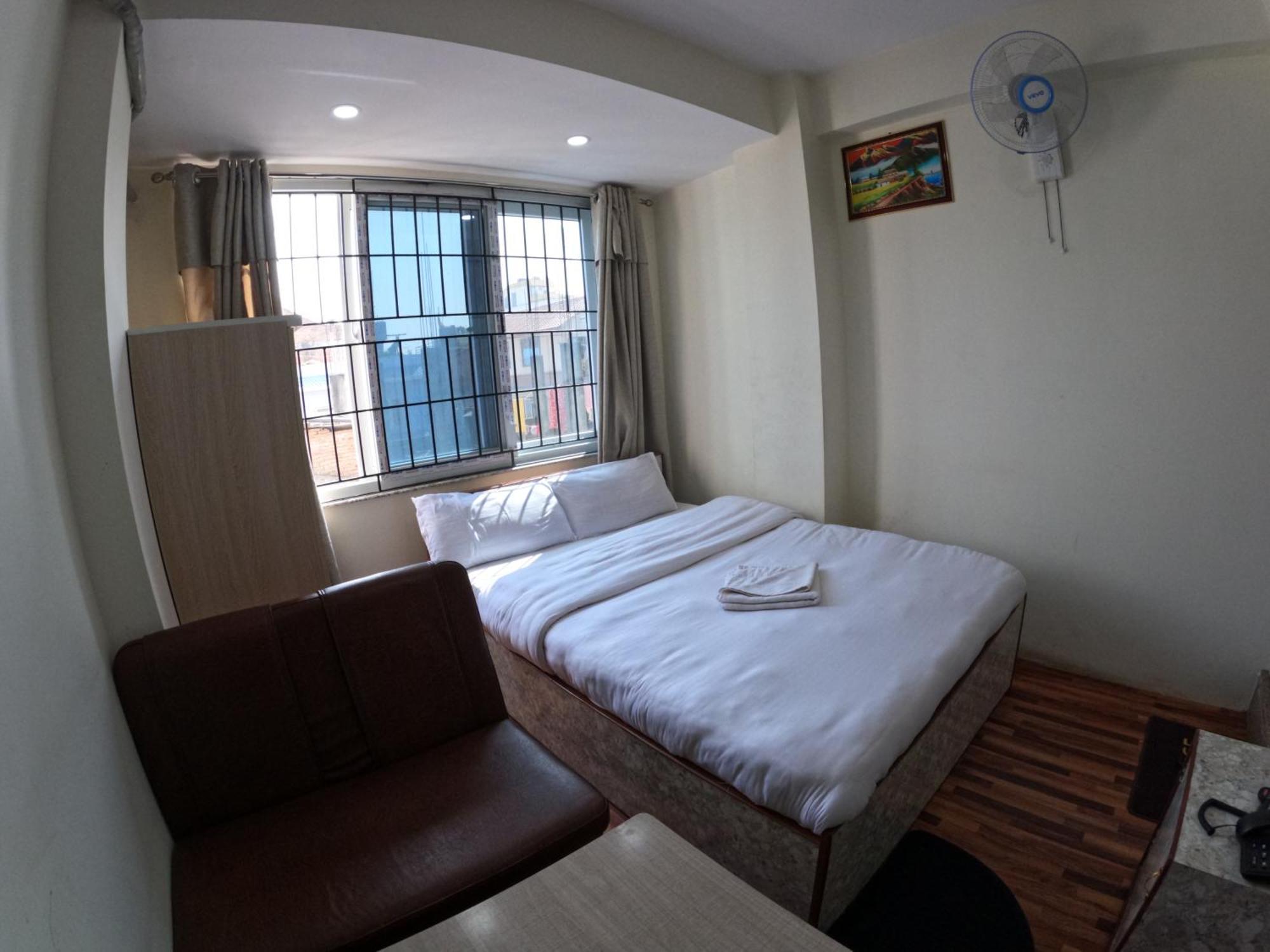 Hotel Global Village カトマンズ エクステリア 写真